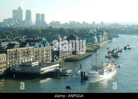 Il fiume Tamigi il Royal Yacht HNOMY KS Norge del Re di Norvegia ormeggiata lungo il dispositivo HMS Presidente Foto Stock