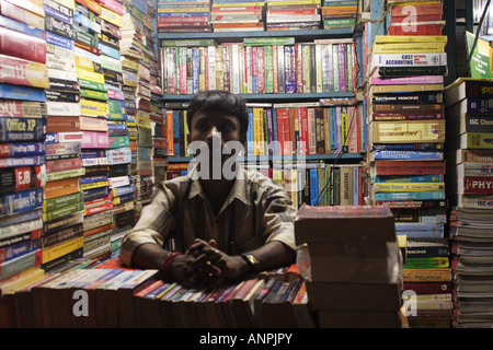 Un book shop vicino a Calcutta University. Le strade vicino all'università sono packes con tali bancarelle. Foto Stock