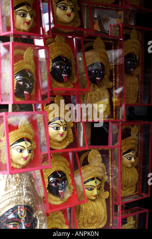 Le immagini della dea Kali e Durga in vendita su un mercato in stallo vicino alla Kali Ghat in Kolkata, India. Foto Stock
