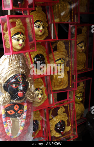 Le immagini della dea Kali e Durga in vendita su un mercato in stallo vicino alla Kali Ghat in Kolkata, India. Foto Stock