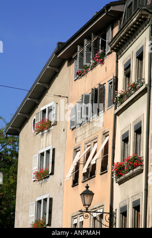 Appartamento tradizionale casa di fiori in windows a Ginevra in Svizzera Foto Stock