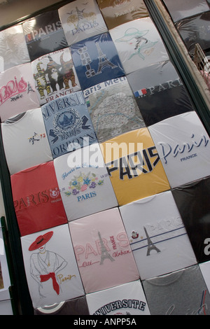 T Tee shirt sul display al di fuori di un turista s souvenir shop Parigi Francia Foto Stock