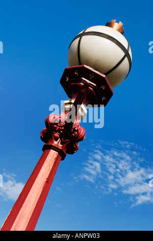 Lampada ornamentali su Crown Point Ponte sul Fiume Aire costruito come un ponte a pedaggio nel 1840 in Leeds City Centre West Yorkshire Regno Unito Foto Stock