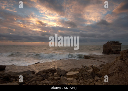 Mare mosso precipitando in riva al Portland Bill Dorset Regno Unito Foto Stock