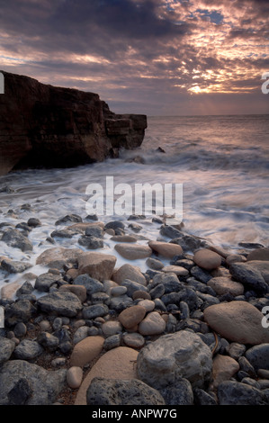 Mare mosso precipitando in riva al Portland Bill Dorset Regno Unito Foto Stock