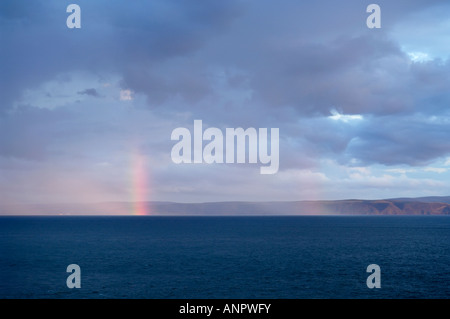 Nuvole temporalesche e un arcobaleno sopra il canale di Bristol e Somerset visto dalla Glamorgan Heritage costa del Galles del Sud. Foto Stock