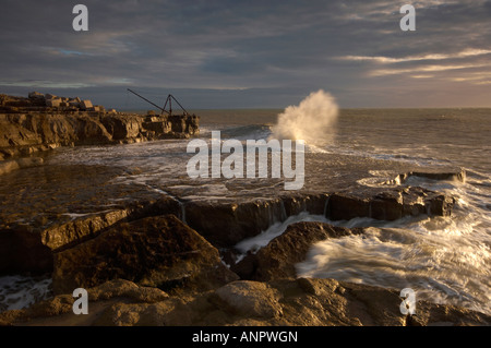 Mare mosso a schiantarsi sulla riva a Portland Bill Dorset Regno Unito Foto Stock