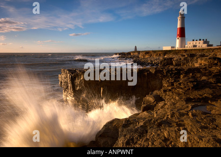 Mare mosso a schiantarsi sulla riva a Portland Bill lighthouse Dorset Regno Unito Foto Stock