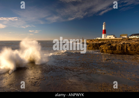 Mare mosso a schiantarsi sulla riva a Portland Bill lighthouse Dorset Regno Unito Foto Stock