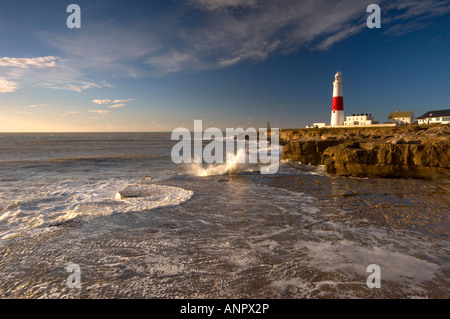 Mare mosso a schiantarsi sulla battigia a Portland Bill lighthouse Dorset Regno Unito Foto Stock