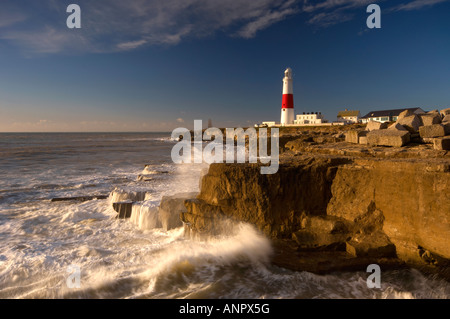 Mare mosso a schiantarsi sulla battigia a Portland Bill lighthouse Dorset Regno Unito Foto Stock