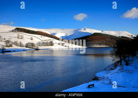 Neve invernale Ladybower superiore del serbatoio Derwent Valley Parco Nazionale di Peak District Derbyshire England Regno Unito Regno Unito Foto Stock