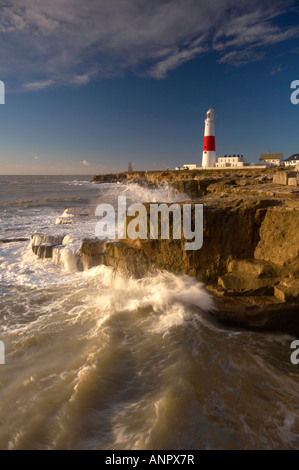 Mare mosso a schiantarsi sulla battigia a Portland Bill lighthouse Dorset Regno Unito Foto Stock