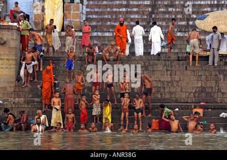 Pellegrini facendo il bagno nel fiume Gange a Varanasi, India Foto Stock