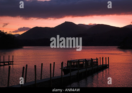 Inverno tramonto sulla Derwent Water e la barca gli sbarchi a Keswick, Lake District inglese Foto Stock