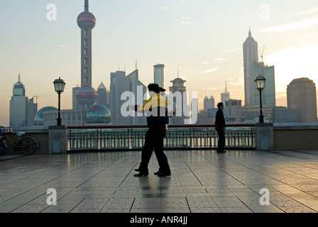 La mattina presto i balli di classe sul Bund, Shanghai, Cina Foto Stock