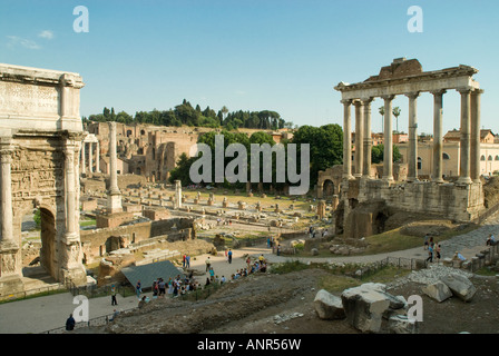 L'Arco di Settimio Severo, colonna di Phocas e Basilica Giulia guardando verso il Palintine nel Foro Romano Foto Stock