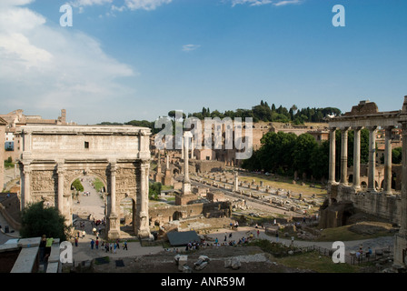 L'Arco di Settimio Severo Colonna di Phocas e Basilica Giulia guardando verso il Palantine nel Foro Romano Foto Stock