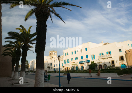 Il Marocco, Costa Atlantica, Essaouira: edifici lungo Avenue Oqba Ben Nafli Foto Stock