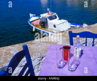 OUZO ACQUA E bicchieri su un tavolo HARBOURSIDE NELLA REGIONE DI MANI PELEPONESE GRECIA Foto Stock