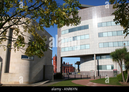 Pierhead e edifici Atradius Cardiff Bay Foto Stock