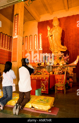 Il popolo cinese pregando Buddha, Jingan Temple, tempio di Jing'an, Shanghai, Cina Foto Stock