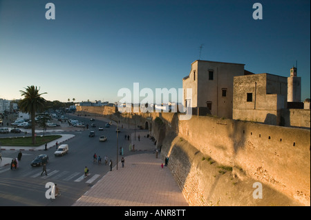 Il Marocco, Costa Atlantica, EL Jadida: citare Portugaise / fortezza Portoghese, nel tardo pomeriggio e Avenue Mohammed V Foto Stock