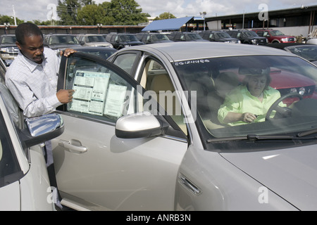 Miami Florida,Metro Ford,new,car,dealer,concessionaria,concessionaria,uomo nero maschio,venditore,donna ispanica donna donna donna donna donne,acquirente,shopping shopper acquirenti Foto Stock