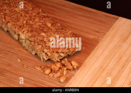 Natural granola bar sul tagliere di legno Foto Stock