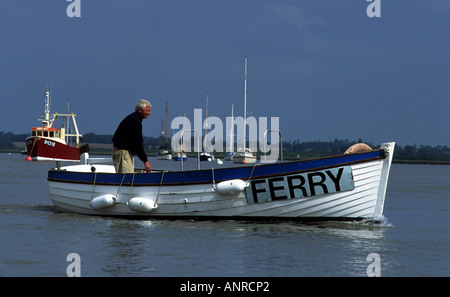 Traghetti passeggeri che attraversano il fiume Deben tra Felixstowe Ferry e Bawdsey, Suffolk, Regno Unito. Foto Stock