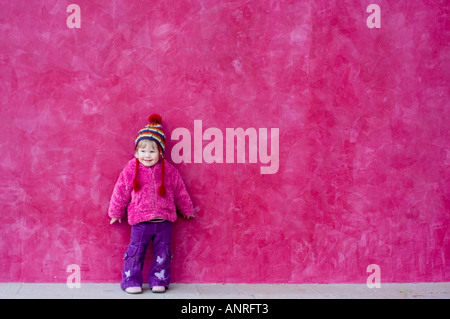 Bambino nel colore rosa Foto Stock