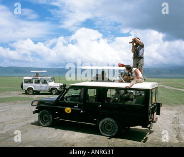 Safari Land Rover nel Serengeti safari in Tanzania Africa orientale Foto Stock