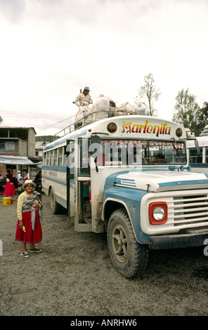 Ecuador Chordeleg Sigsig trasporto autobus che arrivano alla stazione Foto Stock