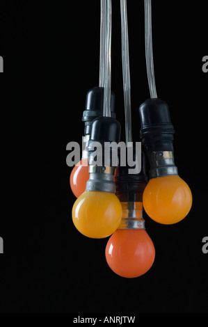 Quattro lampadine appese su fili Foto Stock