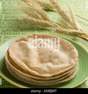 Close-up di chapattis in una piastra con buccia di grano Foto Stock