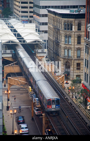 Chicago in Illinois un elevato treno lascia una stazione in Chicago Loop del Foto Stock