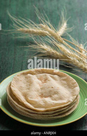 Close-up di chapattis in una piastra con buccia di grano Foto Stock