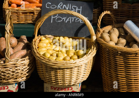 Cornish verdure visualizzato in un tradizionale fruttivendolo Foto Stock