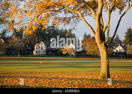 Parata a terra e ufficiali fila in autunno Fort Worden stato Parco Port Townsend Washington STATI UNITI D'AMERICA Foto Stock