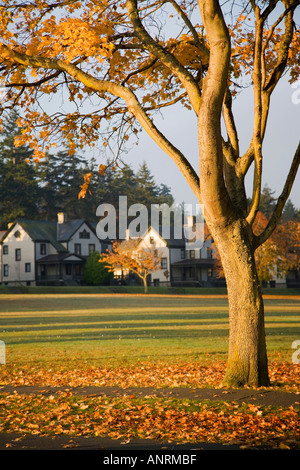 Parata a terra e ufficiali fila in autunno Fort Worden stato Parco Port Townsend Washington STATI UNITI D'AMERICA Foto Stock
