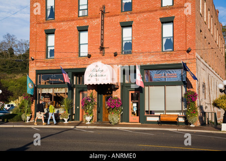 Giovane passeggiate passato il vescovo hotel vittoriano fondata nel 1890 in Washington Street Port Townsend Washington STATI UNITI D'AMERICA Foto Stock