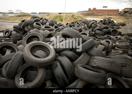 Volare il ribaltamento scarico illegale di pneumatici lungo le rive del fiume Clyde in Strathclyde Glasgow Scotland Regno Unito Foto Stock