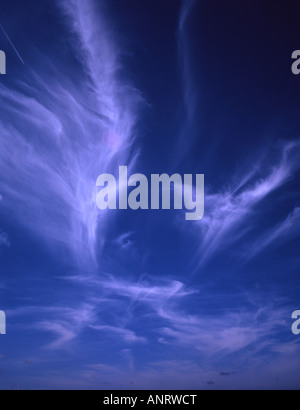 Cirrus Cloud rendendo un sorprendente display nel cielo sopra la spiaggia a Formby Merseyside Lancashire Inghilterra Foto Stock