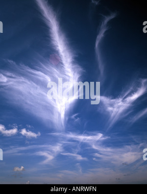 Cirrus Cloud rendendo un sorprendente display nel cielo sopra la spiaggia a Formby Merseyside Lancashire Inghilterra Foto Stock