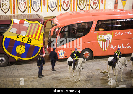 Poliziotti a cavallo guarda il FC Barcelona e Sevilla FC bus esterni Sanchez Pizjuan Stadium. Foto Stock