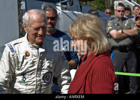 Paul Newman parla e risate con Barbara Walters protetto dal burbero funzionario di polizia Foto Stock