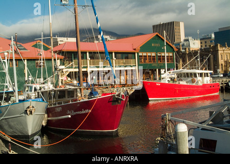 Barche da pesca ormeggiate sotto il ristorante Mures Fish nel Victoria Dock Hobart Tasmania Foto Stock