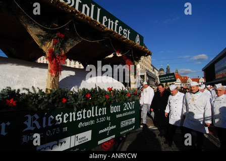 Lo Stollen gigante torta ruote essendo attraverso strade di Dresda, Germania Foto Stock