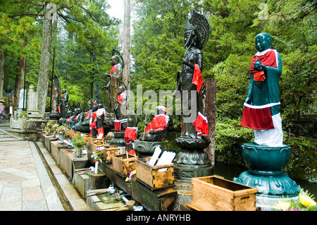 Un gruppo di sacro sculture di Buddha a Okunoin tempio sul Koyasan Giappone Foto Stock