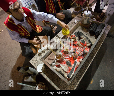 La preparazione tradizionale caffè turco Fez tappate barista prepara quattro pentole di caffè turco di essere preparati in modo tradizionale Foto Stock